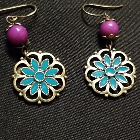 Five Fashion Rings & Two Earrings - Picture 4 of 8